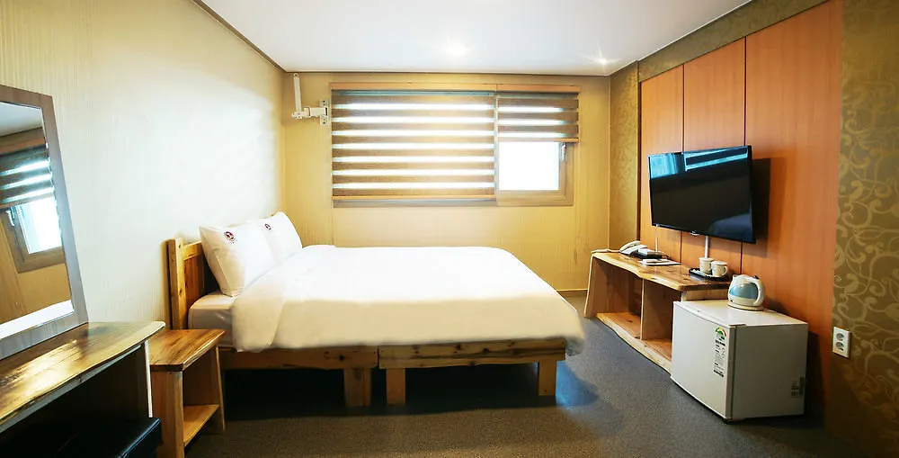 J2 Family Hotel Jeju 2*,